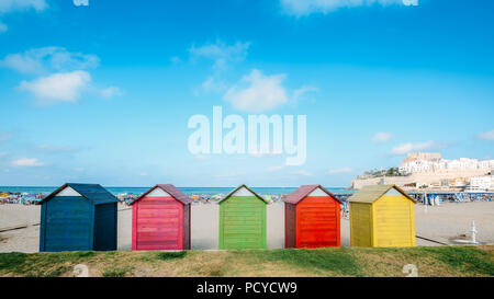 Cabines colorées sur la plage de Peniscola, Castellon, Espagne Banque D'Images
