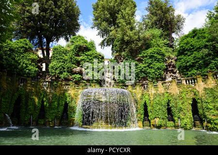 Les célèbres jardins de la Villa D'Este, près de Rome, Italie. Dans le jardin il y a environ cinquante fontaines Banque D'Images