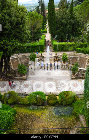 Les célèbres jardins de la Villa D'Este, près de Rome, Italie. Dans le jardin il y a environ cinquante fontaines Banque D'Images