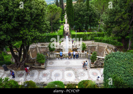 Les célèbres jardins de la Villa D'Este, près de Rome, Italie. Dans le jardin il y a environ cinquante fontaines Banque D'Images