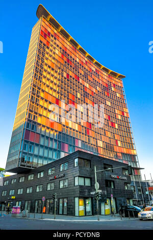 Berlin Kreuzberg. Gratte-ciel GSW, Rudi-Dutschke-Str. SAUERBRUCH HUTTON. Première tour écologique durable en Allemagne Banque D'Images