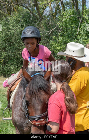 Detroit, Michigan - Les enfants ont eu la chance de rouler et d'apprendre sur les chevaux à un parc de la ville. L'événement a été organisé par Detroit, une puissance organizati Banque D'Images