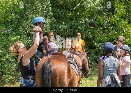 Detroit, Michigan - Les enfants ont eu la chance de rouler et d'apprendre sur les chevaux à un parc de la ville. L'événement a été organisé par Detroit, une puissance organizati Banque D'Images