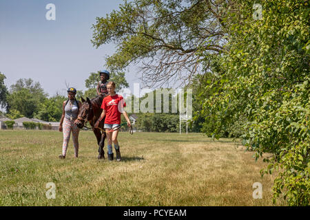 Detroit, Michigan - Les enfants ont eu la chance de rouler et d'apprendre sur les chevaux à un parc de la ville. L'événement a été organisé par Detroit, une puissance organizati Banque D'Images