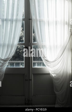 Fenêtre avec rideau, Naples, Italie Banque D'Images