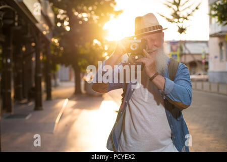 Happy smiling mature man maintien de l'appareil Banque D'Images