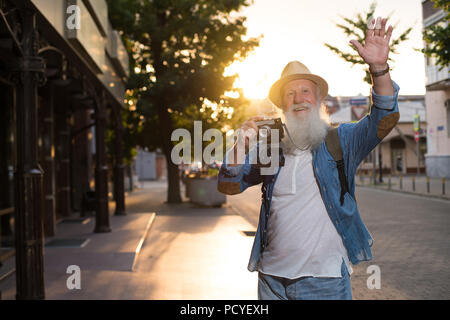 Happy smiling mature man maintien de l'appareil Banque D'Images