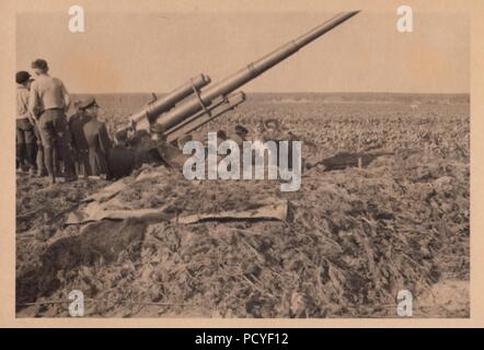 Droit de l'album photo de Gotthilf Oberfeldwebel Benseler de 9. La Kampfgeschwader 3 Staffel, : un 88mm canon anti-aérien mise en place, la défense d'un aérodrome. Banque D'Images