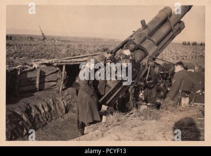 Droit de l'album photo de Gotthilf Oberfeldwebel Benseler de 9. La Kampfgeschwader 3 Staffel, : un 88mm canon anti-aérien mise en place, la défense d'un aérodrome. Banque D'Images