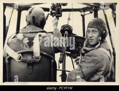 Droit de l'album photo de Gotthilf Oberfeldwebel Benseler de 9. La Kampfgeschwader 3 Staffel, : L'observateur dans un Dornier DO 17Z de 9./KG 3 se tourne vers la caméra comme son pilote ajuste ses contrôles. La mitrailleuse MG 15 utilisée par le pilote en action est en position pour leur mission. La Pologne, septembre 1939. Banque D'Images