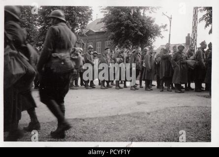 Droit de l'album photo de Gotthilf Oberfeldwebel Benseler de 9. Staffel, la Kampfgeschwader 3 : Français Prisonniers de guerre, capturés par les Allemands dans la bataille de France, 1940. Banque D'Images