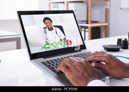 Close-up of a la visioconférence avec femme médecin par l'ordinateur portable Banque D'Images