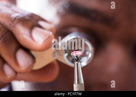 Close-up of Diamond dans l'examen Bijoutier Loupe Banque D'Images