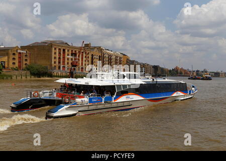 Excursion en bateau clipper Cyclone passant Quai Pheonix Tamise Londres Banque D'Images