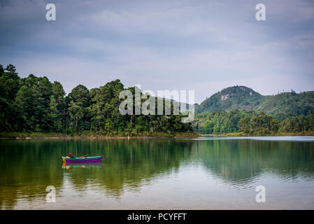 L'homme dans un bateau, les lacs de Montebello, Chiapas, Mexique Banque D'Images