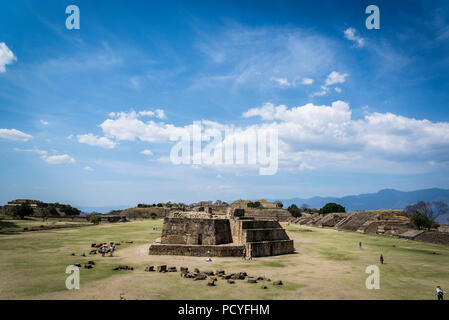 Monte Alban, un site archéologique précolombien, vue de la Plaza principale à partir de la plate-forme du Sud, avec le bâtiment J au premier plan., Oaxaca, Mexique Banque D'Images