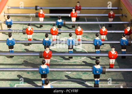 Close up football de table (baby-foot) avec les joueurs en rouge et une chemise bleue. Banque D'Images