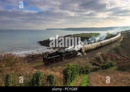 Braveheart 75014 transporte un train le long de la Riviera anglaise sur la côte de fer à vapeur de Paignton, Dartmouth Banque D'Images