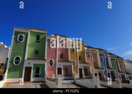 Une rue de maison coloré villas sur la Costa del Sol, Espagne Banque D'Images