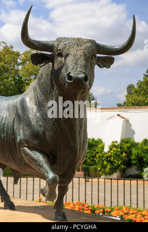 Le Monumento al Toro (bull fighting monument) qui se trouve à l'extérieur de l'arène dans la jolie ville de Ronda, Andalousie, Espagne Banque D'Images