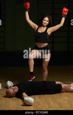 Happy smiling woman boxe gagnant dans la lutte contre l'homme Banque D'Images