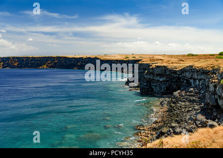 Ka Lae ou South Point sur la grande île d'Hawaï avec vue sur l'océan Pacifique via des falaises Banque D'Images