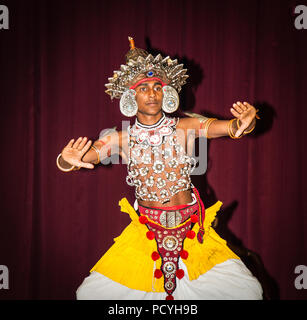 KANDY , SRI LANKA-DEC 28, 2016 : Danse Pathi Lanka danseur dans Ampitiya le Déc 28, 2016, Kandy, Sri Lanka. Les acteurs habillés en costume national. Banque D'Images