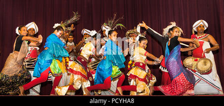 KANDY , SRI LANKA-DEC 28, 2016 : Spectacle de danse Pathi Lanka afficher dans Ampitiya palace le Déc 28, 2016, Kandy, Sri Lanka. Les acteurs habillés en nation Banque D'Images