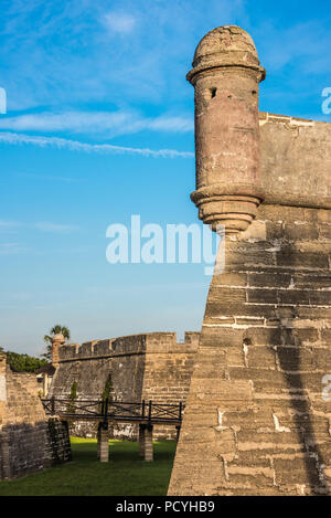 Se dressant au dessus de la tourelle d'un fossé sec au Castillo de San Marcos sur le front de mer de la baie de Matanzas, dans la ville historique de Saint Augustine, en Floride. (USA) Banque D'Images