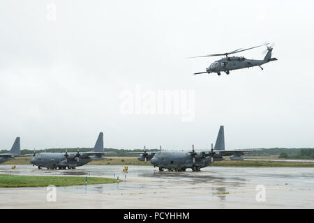 Une aile de sauvetage 106HH-60G Pave Hawk, de la New York Air National Guard, survole la piste à la 106e Escadre de sauvetage à Westhampton Beach, NEW YORK, 4 août 2018. Le pont faisait partie d'une plaque commémorative pour le dévouement, l'indicatif d'appel Pave Hawk Jolly 51, qui s'est écrasé en mars en Irak, tuant les sept membres à bord. (U.S. Photo de la Garde nationale aérienne d'un membre de la 1re classe Daniel H. Farrell) Banque D'Images