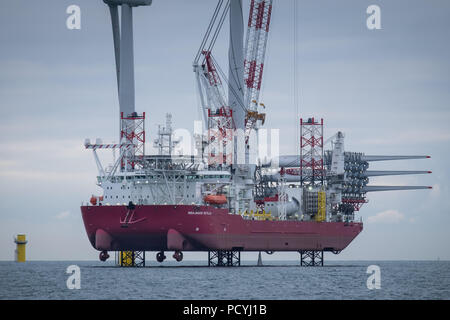 Seajacks Scylla travaillant sur la construction du parc éolien offshore Walney Extension en mer d'Irlande, Royaume-Uni Banque D'Images