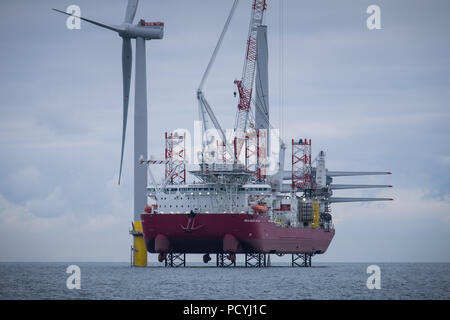 Seajacks Scylla travaillant sur la construction du parc éolien offshore Walney Extension en mer d'Irlande, Royaume-Uni Banque D'Images