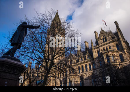 Le but de Manchester Town Hall lors d'une journée ensoleillée avec un ciel bleu Banque D'Images