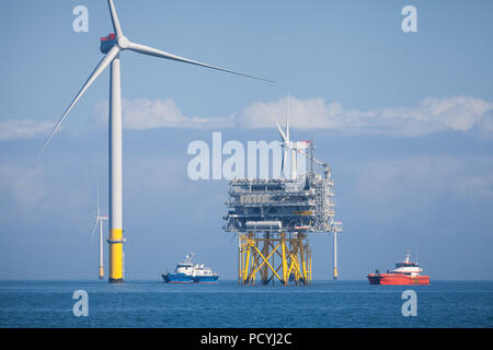 L'équipage des navires de transfert 3 andains Fob & Njord Thor sur l'Extension Walney (Walney 4) Parc éolien offshore. Banque D'Images