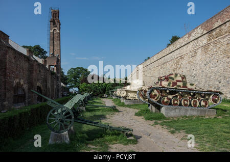 Belgrade, Serbie - 30 Avril 2018 : partie de l'exposition en plein air du Musée militaire autour de Kula Sahat, la tour de l'horloge et porte du Belgrade K Banque D'Images