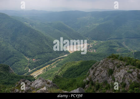 Ovcar Kablar, Gorge de la Serbie. Méandres de la rivière Morava de l'Ouest, vue depuis le sommet de la montagne Kablar. Banque D'Images