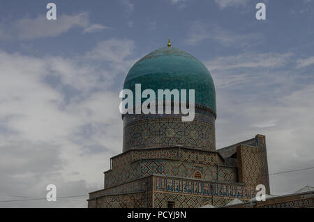Les Madrasah Tilla-Kari sur la place du Registan, Samarkand, Ouzbékistan Banque D'Images