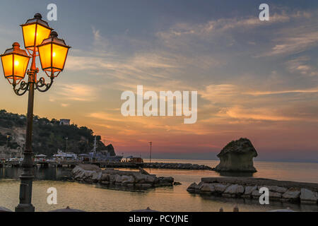 Lampadaires au coucher du soleil sur l'île d'Ischia en Italie Banque D'Images