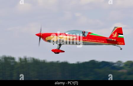 La Royal Jordanian Falcons - Extra 300LX d'aéronefs avec un nouveau schéma de peinture à la Royal International Air Tattoo 2018 Banque D'Images