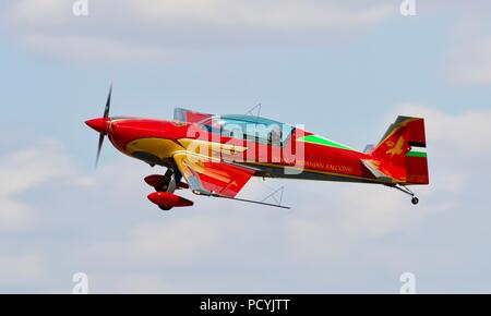 La Royal Jordanian Falcons - Extra 300LX d'aéronefs avec un nouveau schéma de peinture à la Royal International Air Tattoo 2018 Banque D'Images