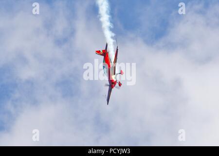 La Royal Jordanian Falcons - Extra 300LX d'aéronefs avec un nouveau schéma de peinture à la Royal International Air Tattoo 2018 Banque D'Images