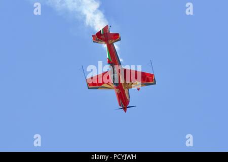 La Royal Jordanian Falcons - Extra 300LX d'aéronefs avec un nouveau schéma de peinture à la Royal International Air Tattoo 2018 Banque D'Images