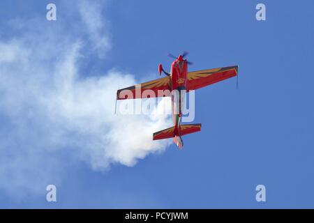 La Royal Jordanian Falcons - Extra 300LX d'aéronefs avec un nouveau schéma de peinture à la Royal International Air Tattoo 2018 Banque D'Images