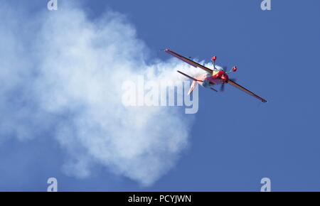 La Royal Jordanian Falcons - Extra 300LX d'aéronefs avec un nouveau schéma de peinture à la Royal International Air Tattoo 2018 Banque D'Images