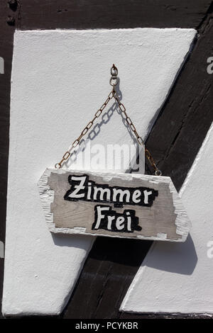 Panneau "Zimmer Frei" en Monschau sur la rivière Rur, dans l'Eifel, en Allemagne. Banque D'Images