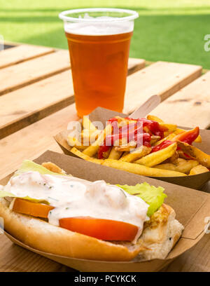 La nourriture à emporter de rouleau de homard avec des frites ou de frites avec du ketchup et pinte de bière IPA sur table de pique-nique en plein air Banque D'Images