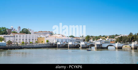 Le Ponte Romana (pont romain) sur In The Golfer's Paradise dans la ville historique de Tavira, en Algarve, Portugal Banque D'Images