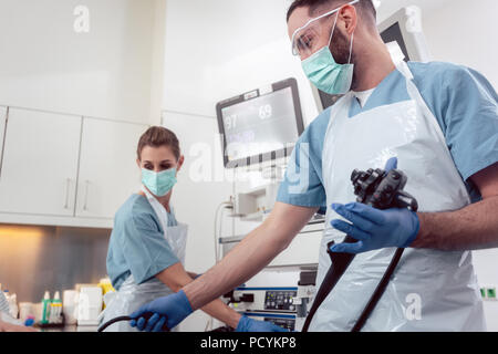 Équipe de médecins pratiquant l'endoscopie à l'hôpital Banque D'Images