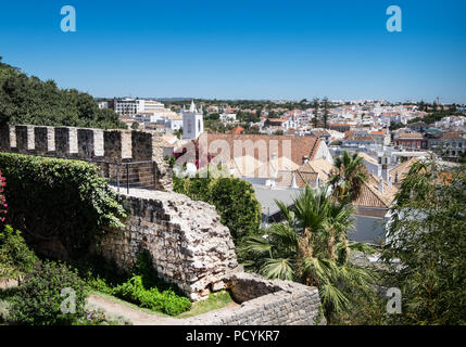 Les vieux murs de château avec vue sur la ville historique dans l'arrière-plan, Tavira, Algarve, Portugal Banque D'Images