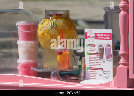 Vladivostok, Russia-July 28, 2018 : boissons et bonbons dans la rue du commerce Banque D'Images